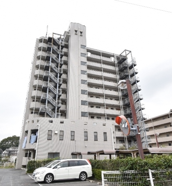 ��ʌ��������܎s��{��O���P����483-1�̃}���V�����̌����O��