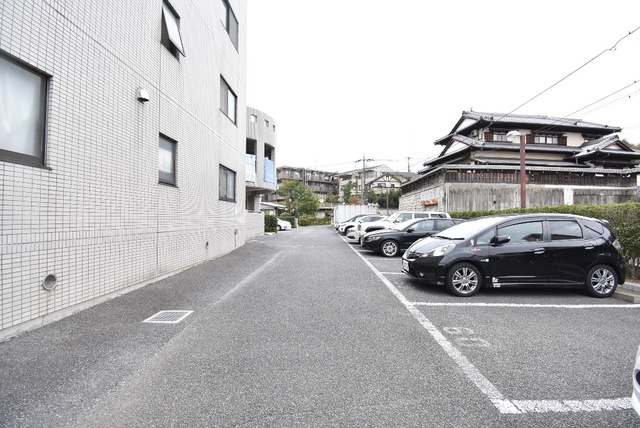 ��ʌ��������܎s��{��O���P���ڂ̃}���V�����̒��ԏ�