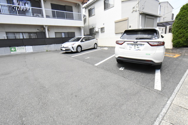 ��ʌ��������܎s��{��听���P���ڂ̃A�p�[�g�̒��ԏ�