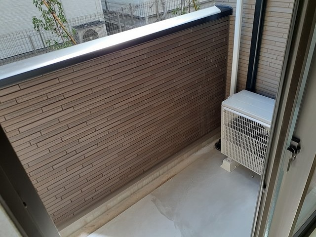 ��ʌ������s���h�P���ڂ̃A�p�[�g�̃o���R�j�[