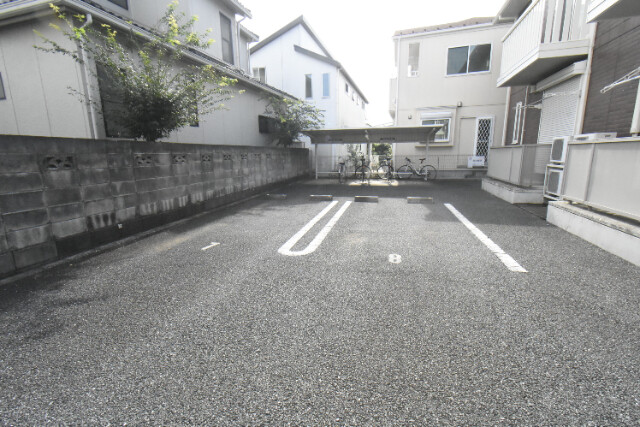 ��ʌ�����s����T���ڂ̃A�p�[�g�̒��ԏ�