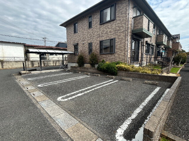 ��ʌ��s�c�s����S���ڂ̃A�p�[�g�̒��ԏ�