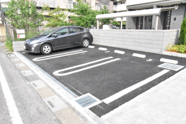 ��ʌ�����s������S���ڂ̃A�p�[�g�̒��ԏ�