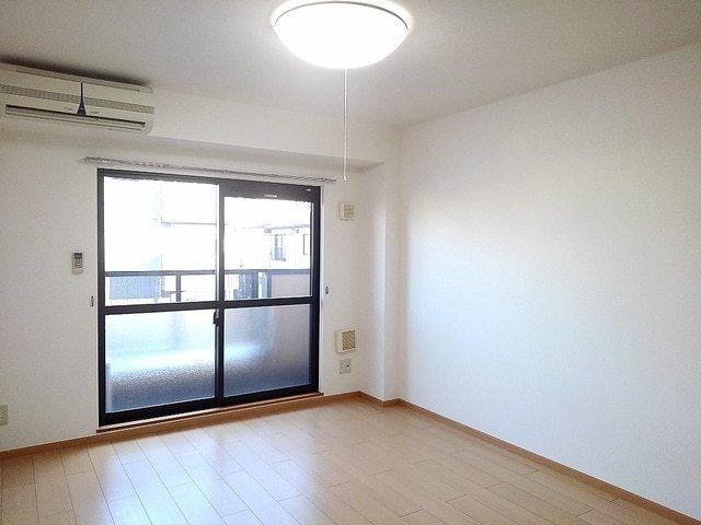 ��ʌ��z�J�s�ԎR���R���ڂ̃}���V�����̋��ԁE���r���O