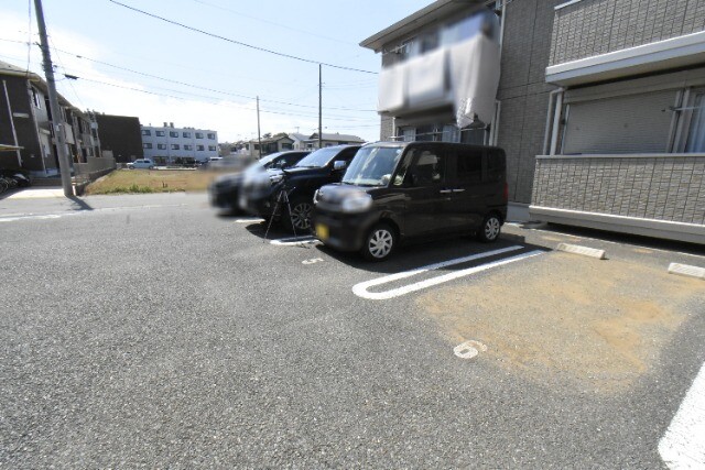 ��ʌ�����s����T���ڂ̃A�p�[�g�̒��ԏ�