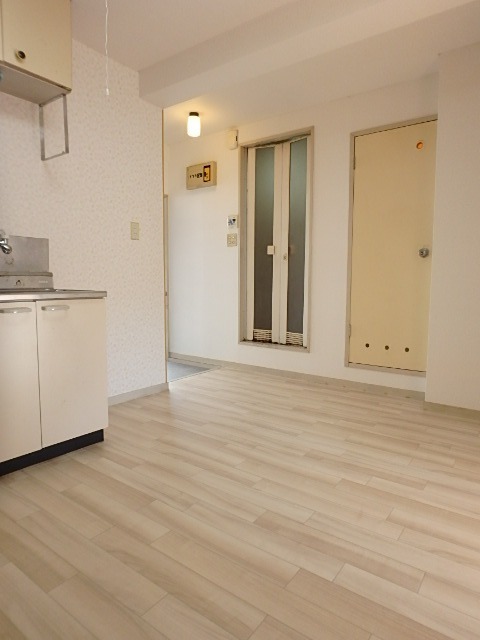 ��ʌ��������܎s�k����i���Q���ڂ̃A�p�[�g�̋��ԁE���r���O