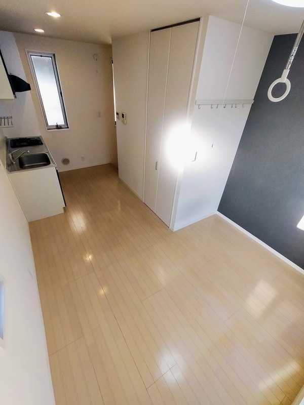 ��ʌ��������܎s������{�����Q���ڂ̃e���X�n�E�X�̋��ԁE���r���O