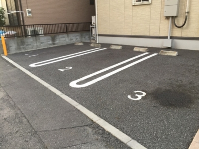 ��ʌ�����s�����P���ڂ̃A�p�[�g�̒��ԏ�