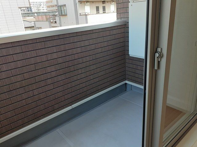 ��ʌ������s�����S���ڂ̃A�p�[�g�̃o���R�j�[