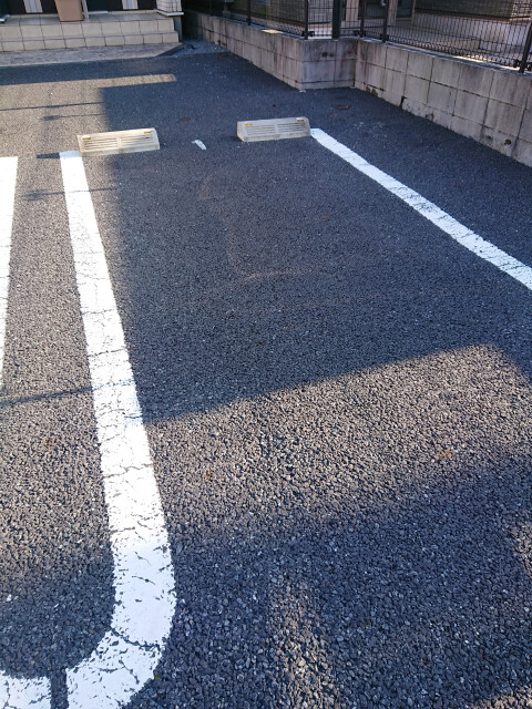 ��ʌ������s�����S���ڂ̃A�p�[�g�̒��ԏ�