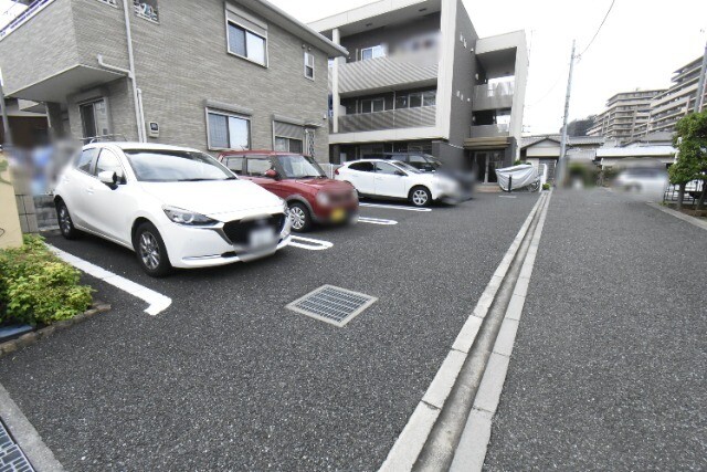 ��ʌ������s���v��̃}���V�����̒��ԏ�