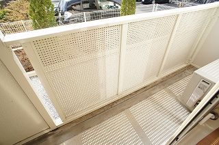 ��ʌ�����s���L�P���ڂ̃A�p�[�g�̃o���R�j�[