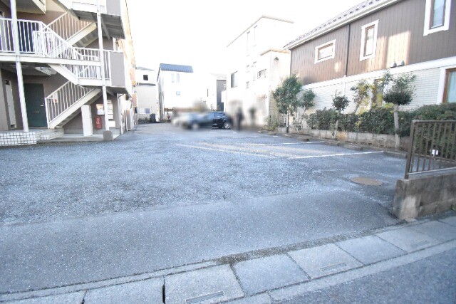 ��ʌ��������܎s�k����i���Q���ڂ̃A�p�[�g�̒��ԏ�