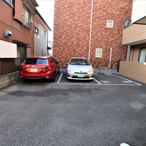 ��ʌ�����s��؂R���ڂ̃}���V�����̒��ԏ�