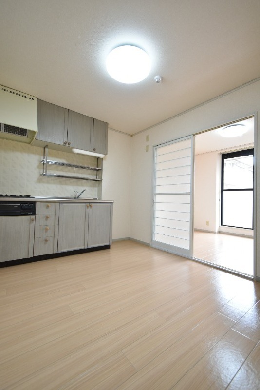 ��ʌ��������܎s�k����i���Q���ڂ̃A�p�[�g�̋��ԁE���r���O