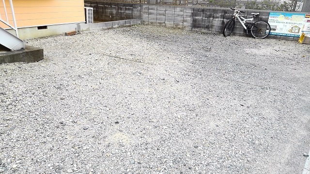 ��ʌ������s�����̃A�p�[�g�̒��ԏ�