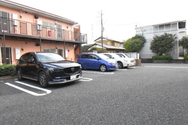 ��ʌ��k�����S�ɓޒ����P���ڂ̃A�p�[�g�̒��ԏ�