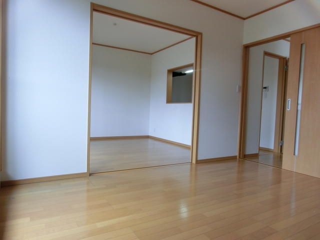 ��ʌ������s�V�����X���ڂ̃A�p�[�g�̂��̑������E�X�y�[�X