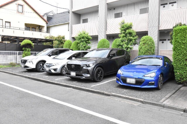 ��ʌ�����s�����P���ڂ̃}���V�����̒��ԏ�