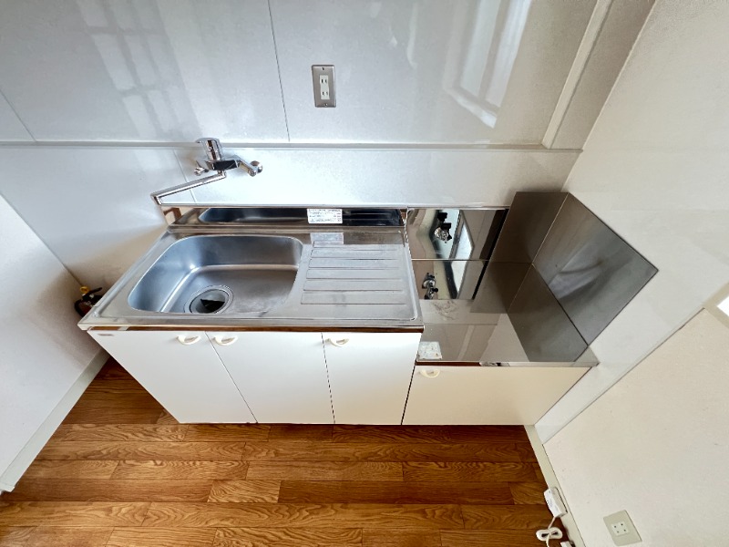 ��ʌ�����s������R���ڂ̃A�p�[�g�̃L�b�`��