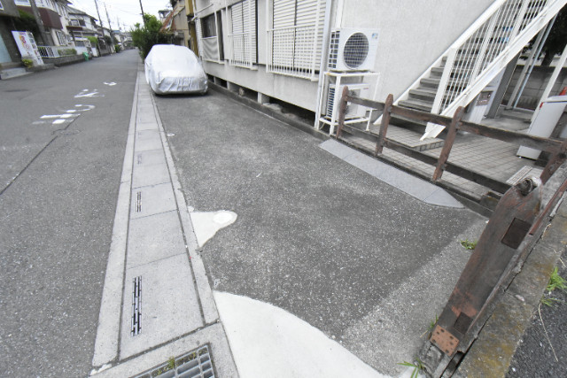 ��ʌ�����s�厚���s�̃A�p�[�g�̒��ԏ�