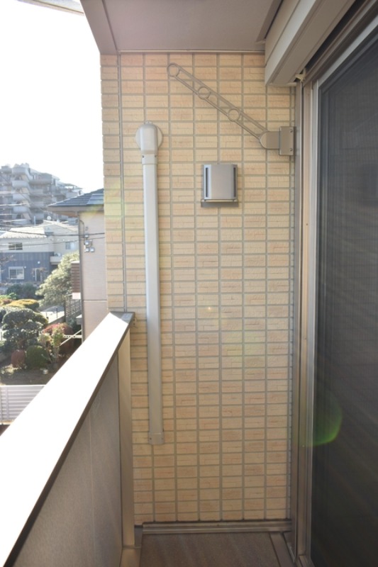 ��ʌ��������܎s�k��{�����Q���ڂ̃A�p�[�g�̃o���R�j�[