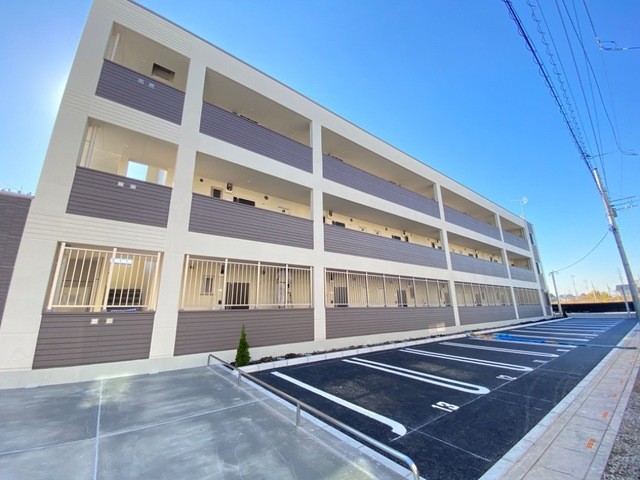 ��ʌ�����s�厚�Ɋ��̃}���V�����̒��ԏ�