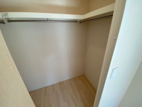 ��ʌ�����s�厚�Ɋ��̃}���V�����̎��[