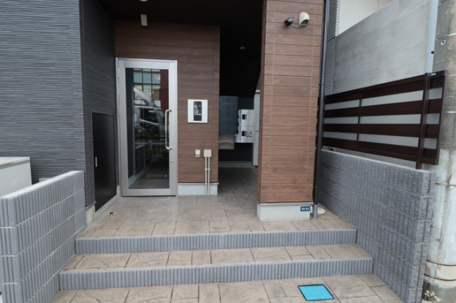 ��ʌ�����s�΋u�Q���ڂ̃A�p�[�g�̃G���g�����X