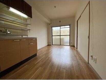 ��ʌ��z�J�s�ԎR���Q���ڂ̃}���V�����̋��ԁE���r���O