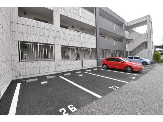 ��ʌ�����s�厚���s������̃}���V�����̒��ԏ�