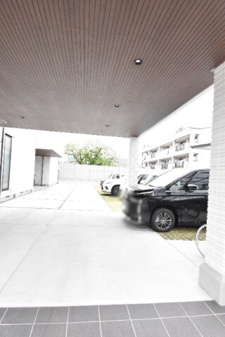 ��ʌ������s�������̃}���V�����̒��ԏ�