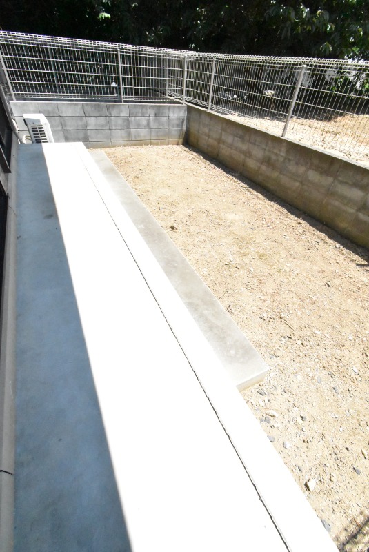 ��ʌ������s���U���ڂ̃A�p�[�g�̃o���R�j�[