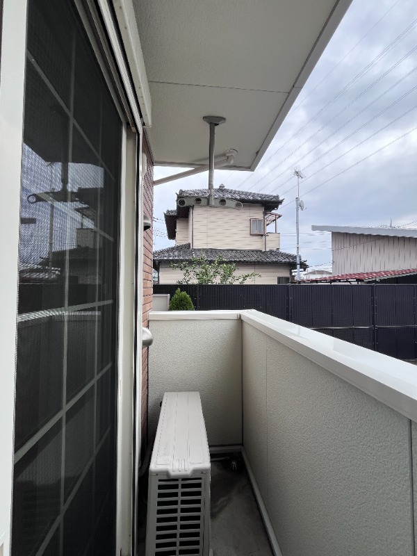 ��ʌ������s�V�����X���ڂ̃A�p�[�g�̃o���R�j�[