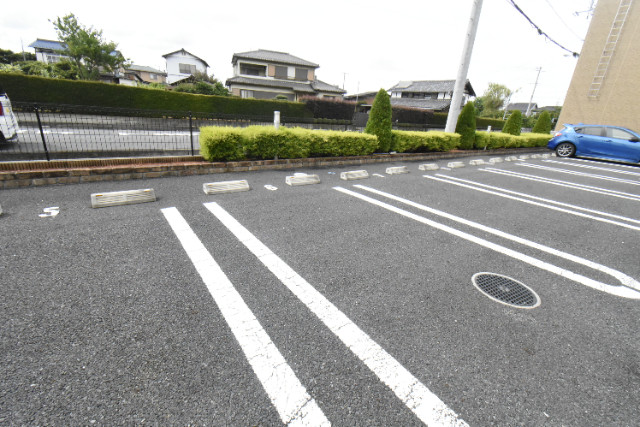 ��ʌ��k�����S�ɓޒ����h��S���ڂ̃A�p�[�g�̒��ԏ�