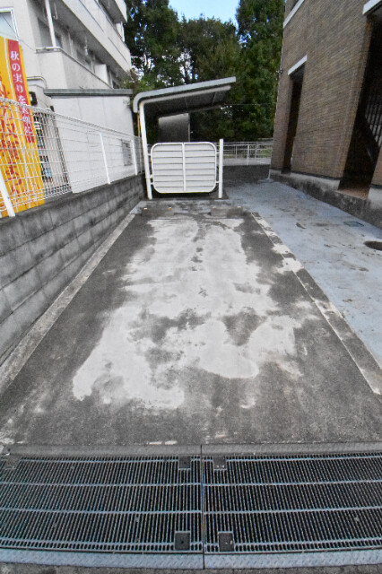 ��ʌ��������܎s������厚����O�̃A�p�[�g�̒��ԏ�