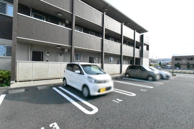 ��ʌ��z�J�s���C�N�^�E���P���ڂ̃A�p�[�g�̒��ԏ�