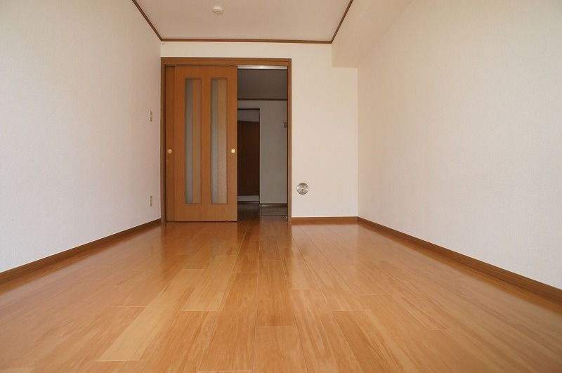 ��ʌ�����s���ԂP���ڂ̃A�p�[�g�̋��ԁE���r���O