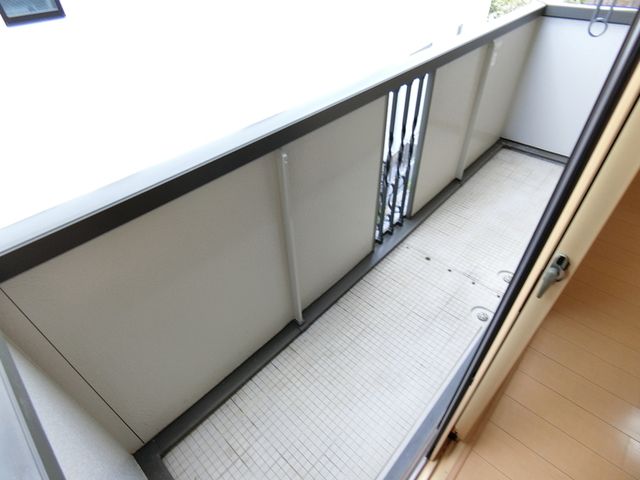 ��ʌ��������܎s����O���T���ڂ̃A�p�[�g�̃o���R�j�[