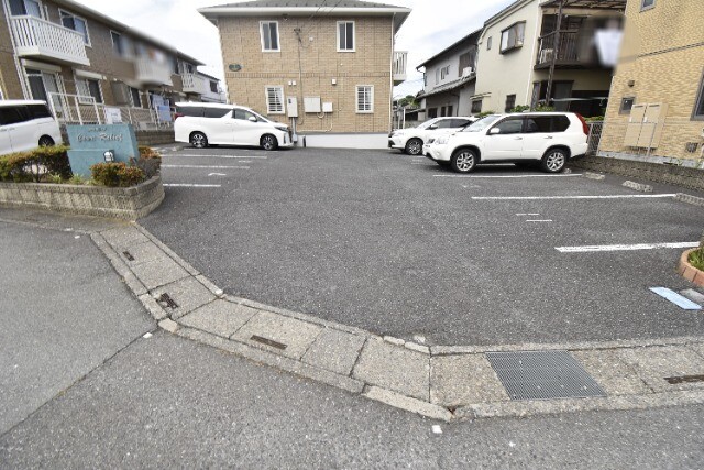 ��ʌ��������܎s����厚�w��̃A�p�[�g�̒��ԏ�