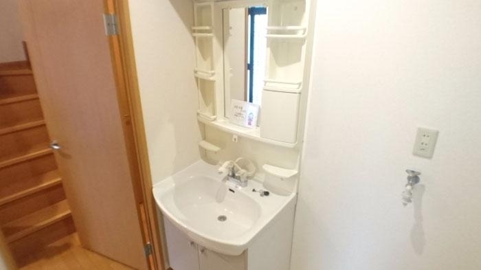 ��ʌ��������܎s�΋�厚�O���̃e���X�n�E�X�̐��ʏ�