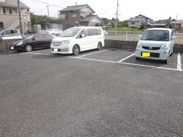 ��ʌ�����s�厚���s�̃A�p�[�g�̒��ԏ�