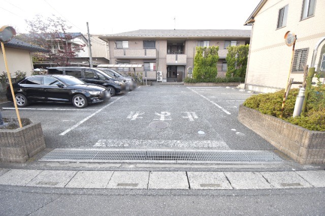 ��ʌ��������܎s����O���U���ڂ̃e���X�n�E�X�̒��ԏ�