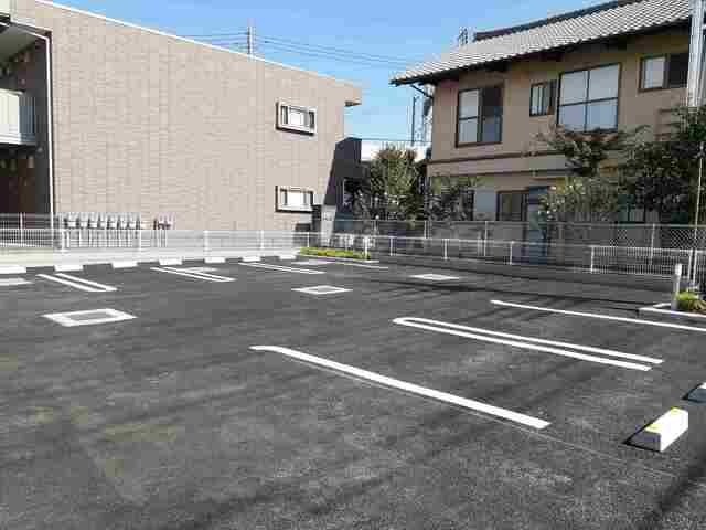 ��ʌ�����s�ܔԒ��̃A�p�[�g�̒��ԏ�