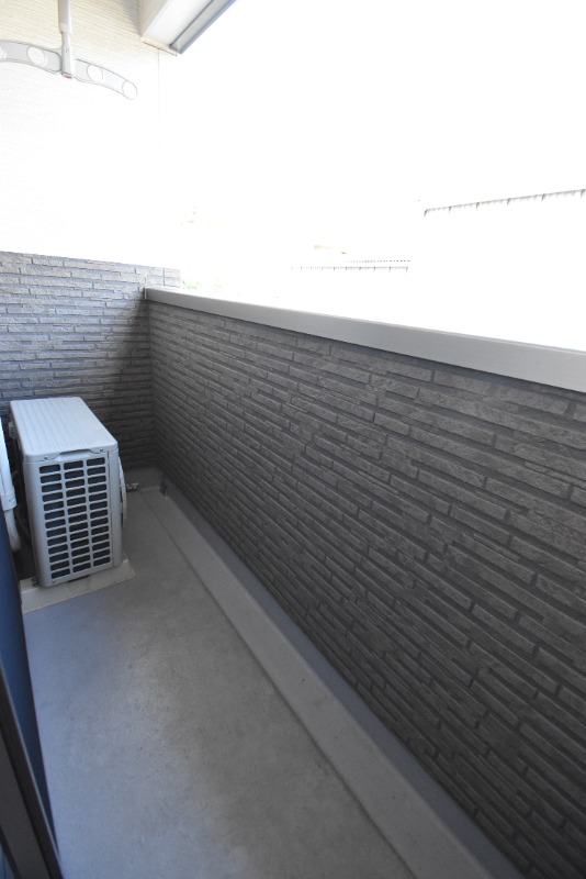 ��ʌ�����s�˒������̃A�p�[�g�̃o���R�j�[