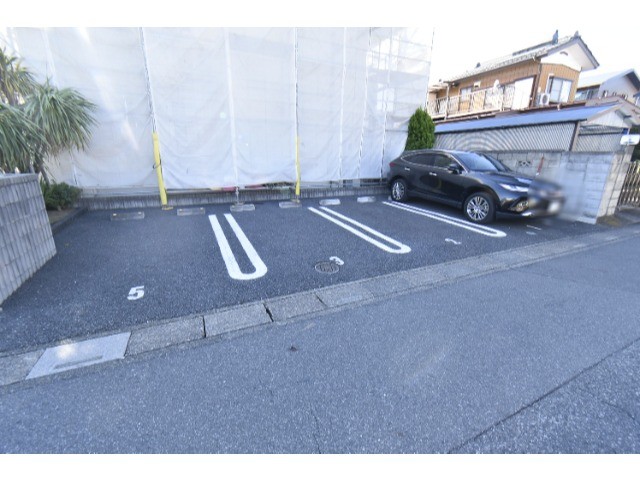 ��ʌ�����s�΋u�Q���ڂ̃A�p�[�g�̒��ԏ�