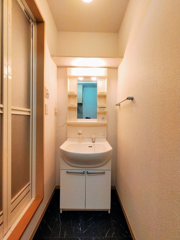 ��ʌ�����s�����J�{���R���ڂ̃A�p�[�g�̐��ʏ�