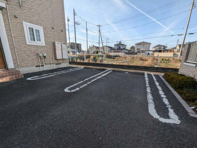 ��ʌ������s�����̃A�p�[�g�̒��ԏ�