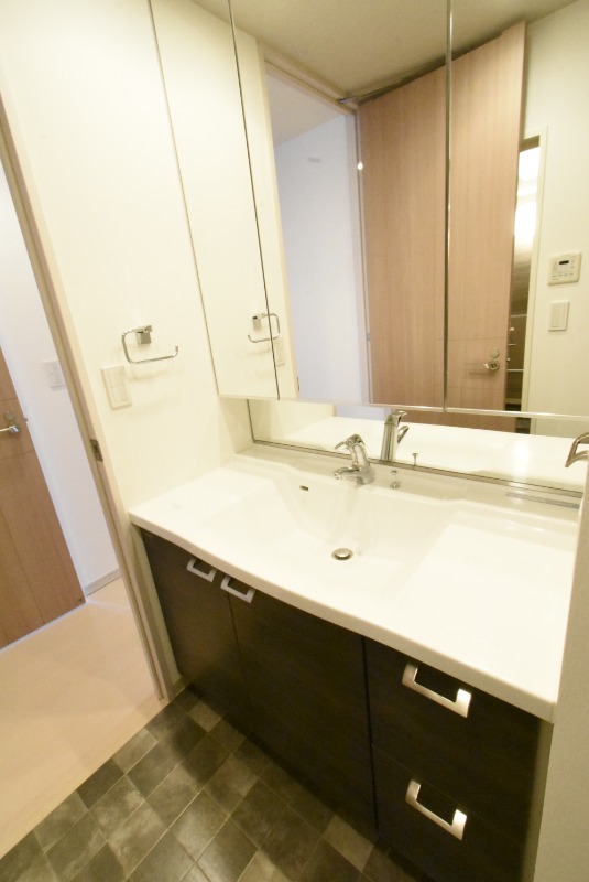 ��ʌ��������܎s��{�撇���R���ڂ̃}���V�����̐��ʏ�