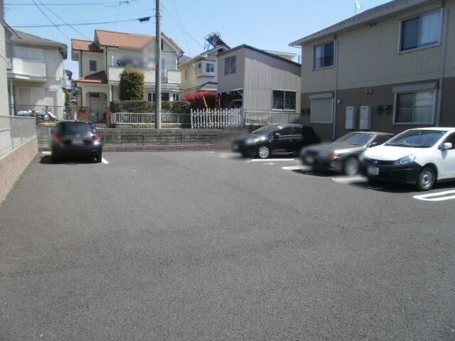 ��ʌ��k�����S�ɓޒ��厚�����̃A�p�[�g�̒��ԏ�